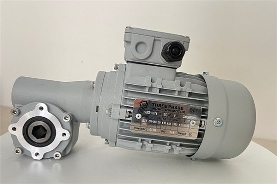 意大利艾思捷洗車機設備專用減速機之XRV040型號洗車機減速機.jpg