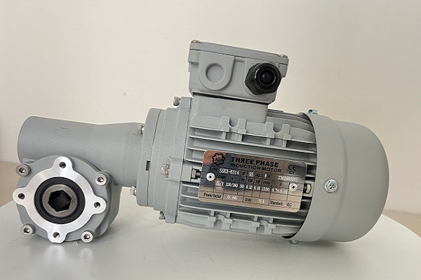 意大利艾思捷洗車機設備專用減速機之XRV040型號洗車機減速機.jpg